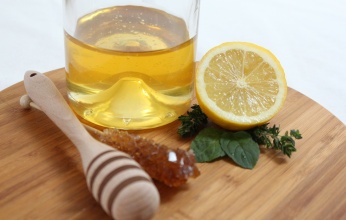 Cách làm mặt nạ trà xanh mật ong dưỡng da cực kì đơn giản.